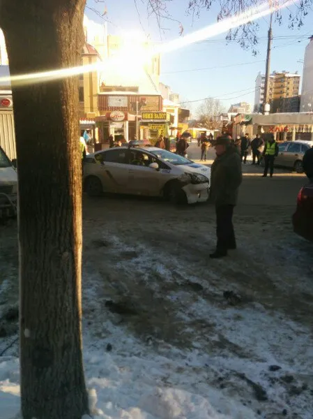 В Івано-Франківську трапилося одразу два ДТП за участі патпульних автівок — фото 1