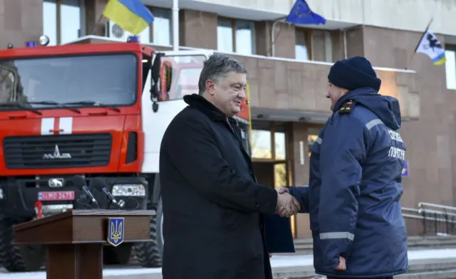 Візит Порошенка на Івано-Франківщину завершився врученням ключів від 4-х пожежних машин та відкриттям лікарень. Як це було. — фото 1