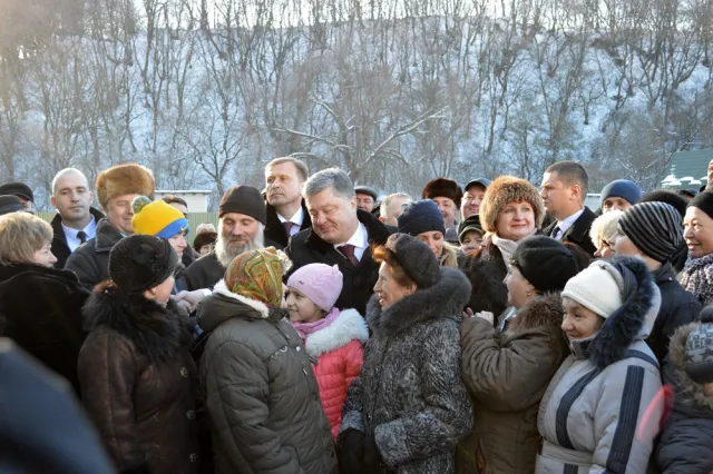 Візит Порошенка на Івано-Франківщину завершився врученням ключів від 4-х пожежних машин та відкриттям лікарень. Як це було. — фото 14