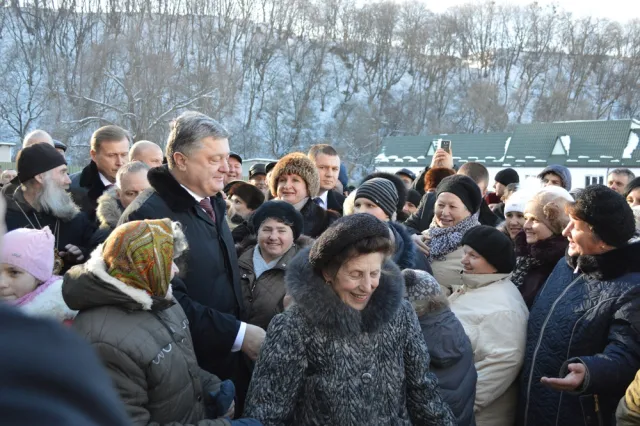 Візит Порошенка на Івано-Франківщину завершився врученням ключів від 4-х пожежних машин та відкриттям лікарень. Як це було. — фото 15