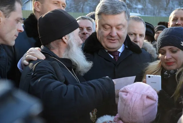 Візит Порошенка на Івано-Франківщину завершився врученням ключів від 4-х пожежних машин та відкриттям лікарень. Як це було. — фото 4