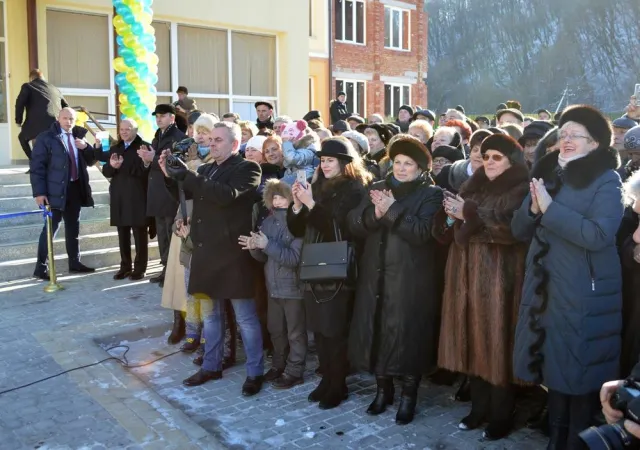 Візит Порошенка на Івано-Франківщину завершився врученням ключів від 4-х пожежних машин та відкриттям лікарень. Як це було. — фото 5