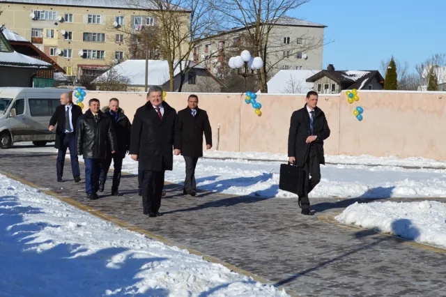 Візит Порошенка на Івано-Франківщину завершився врученням ключів від 4-х пожежних машин та відкриттям лікарень. Як це було. — фото 8