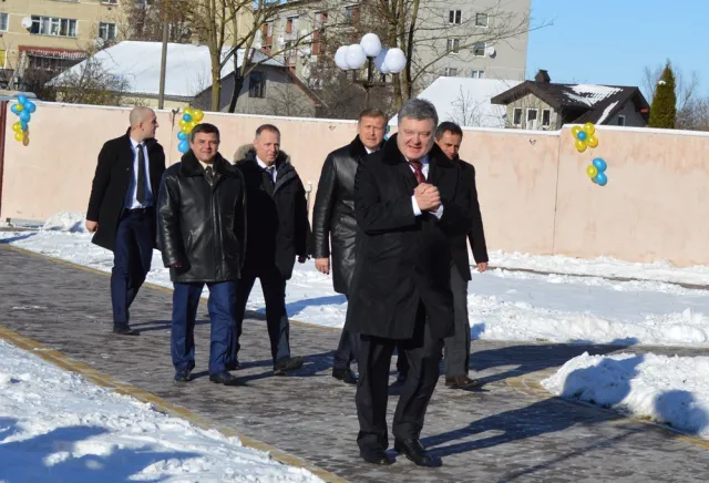 Візит Порошенка на Івано-Франківщину завершився врученням ключів від 4-х пожежних машин та відкриттям лікарень. Як це було. — фото 9
