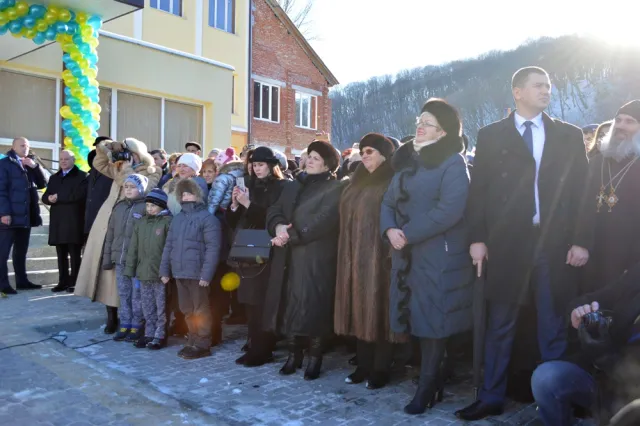 Візит Порошенка на Івано-Франківщину завершився врученням ключів від 4-х пожежних машин та відкриттям лікарень. Як це було. — фото 11