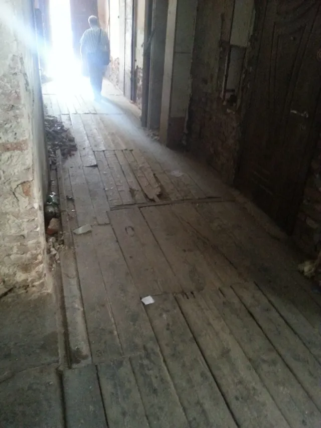 Центр міста і під'їзд в аварійному стані: на вулиці Бачинського руйнується старовинна кам'яниця — фото 1