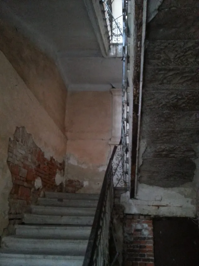 Центр міста і під'їзд в аварійному стані: на вулиці Бачинського руйнується старовинна кам'яниця — фото 3