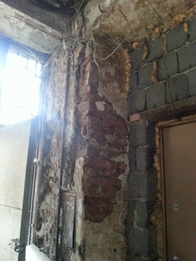 Центр міста і під'їзд в аварійному стані: на вулиці Бачинського руйнується старовинна кам'яниця — фото 4