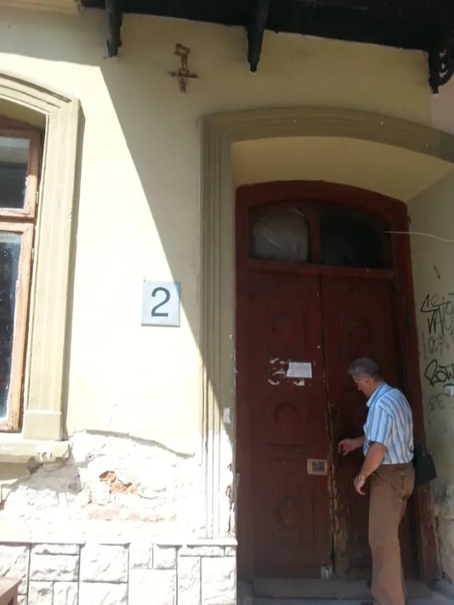 Центр міста і під'їзд в аварійному стані: на вулиці Бачинського руйнується старовинна кам'яниця — фото 8