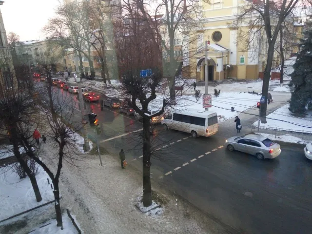 На вулиці Василіянок аварія, машини змушені їхати по тротуарі — фото 1