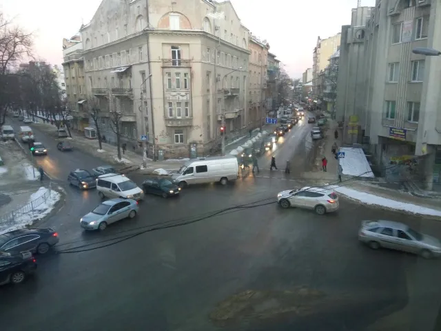 На вулиці Василіянок аварія, машини змушені їхати по тротуарі — фото 2
