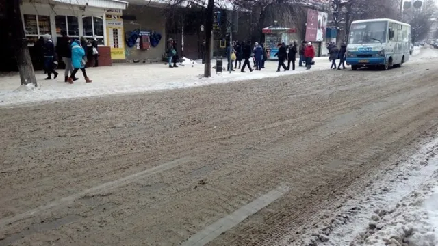 "Вийшов на "сотку", а тут каша по коліна", - франківці скаржаться на нерозчищені тротуари та дороги в місті — фото 1