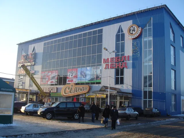 В Івано-Франківську за борги підуть з молотка величезні комерційні приміщення по вулиці Мазепи — фото 1