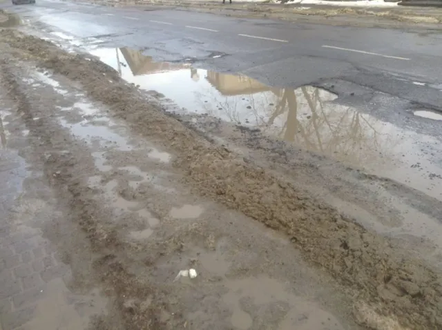 Наразі на Чорновола жахлива картина: асфальт розтанув разом із снігом — фото 1