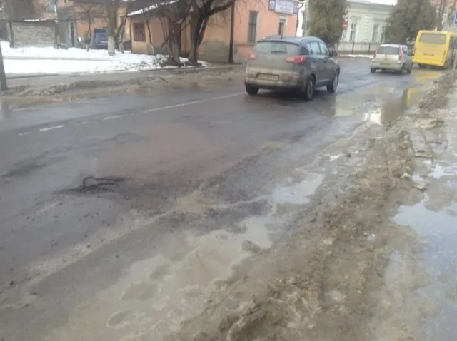 Наразі на Чорновола жахлива картина: асфальт розтанув разом із снігом — фото 2