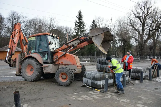 В Ивано-Франковске на одной из улиц начали демонтаж старого асфальта и бордюров — фото 1