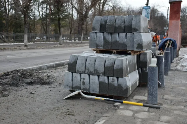 В Ивано-Франковске на одной из улиц начали демонтаж старого асфальта и бордюров — фото 2