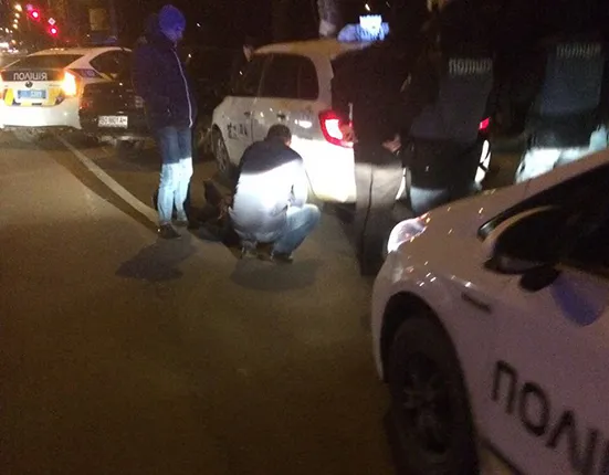 В Івано-Франківську посеред вулиці затримали крадіїв, котрі украли 40 тисяч гривень — фото 1