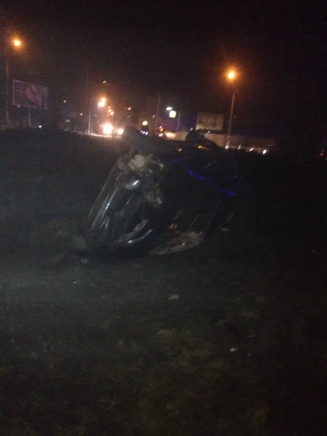 На вулиці Мазепи ДТП: автомобіль не справився з керуванням, виїхав на “крихівецьке” кільце та перекинувся — фото 1
