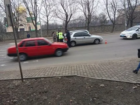 У Франківську на Довженка автомобіль збив на пішохідному переході неповнолітнього, хлопця госпіталізували — фото 1