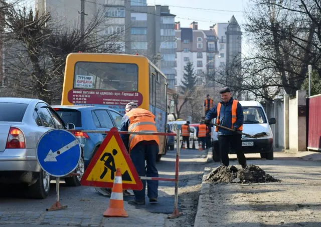 В Ивано-Франковске на улице Долгой коммунальщики начали ямочный ремонт — фото 1