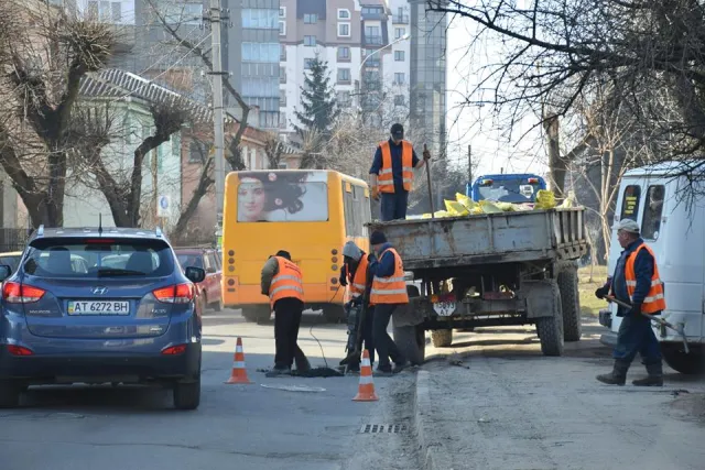 В Ивано-Франковске на улице Долгой коммунальщики начали ямочный ремонт — фото 2