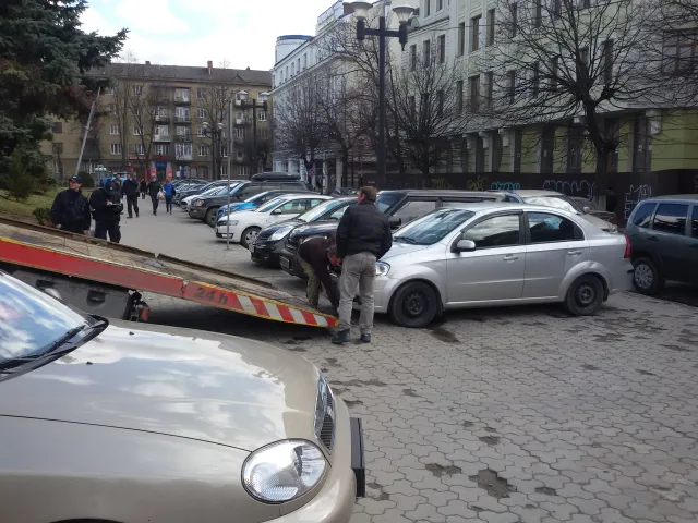 Франківські патрульні намагалися евакуювати автівку районного військового комісара. Він заблокував в'їзд до "білого дому" — фото 2