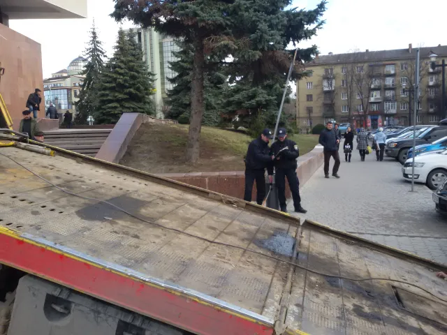 Франківські патрульні намагалися евакуювати автівку районного військового комісара. Він заблокував в'їзд до "білого дому" — фото 3