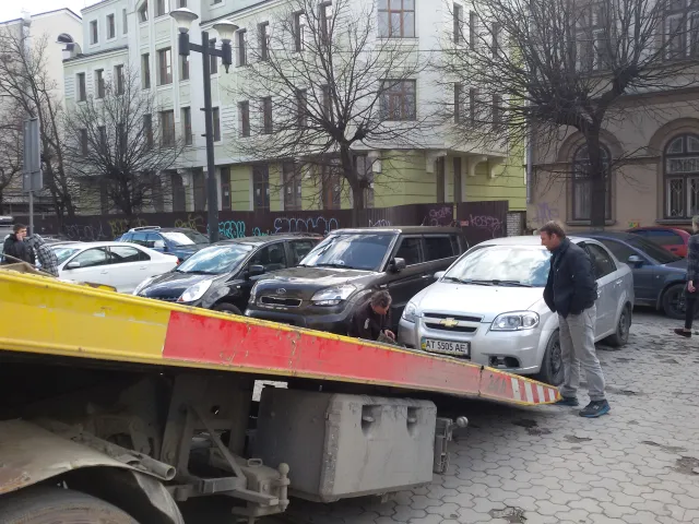 Франківські патрульні намагалися евакуювати автівку районного військового комісара. Він заблокував в'їзд до "білого дому" — фото 4