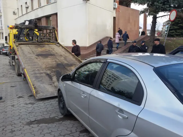 Франківські патрульні намагалися евакуювати автівку районного військового комісара. Він заблокував в'їзд до "білого дому" — фото 5