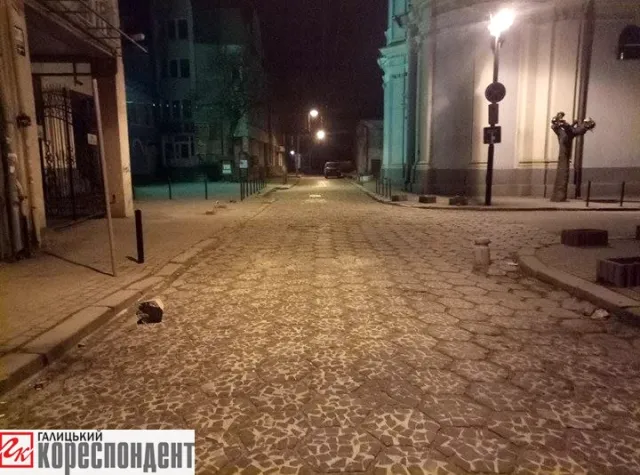 У новій паркувальній зоні в Івано-Франківську невідомі розбили всі бетонні стовпці — фото 2