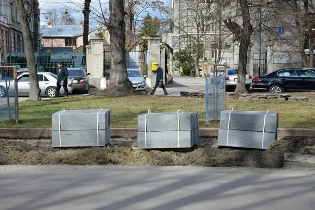 "Дорогу заасфальтировали, теперь заключает тротуары", - на улице Грюнвальдской продолжили комплексный ремонт улицы — фото 2
