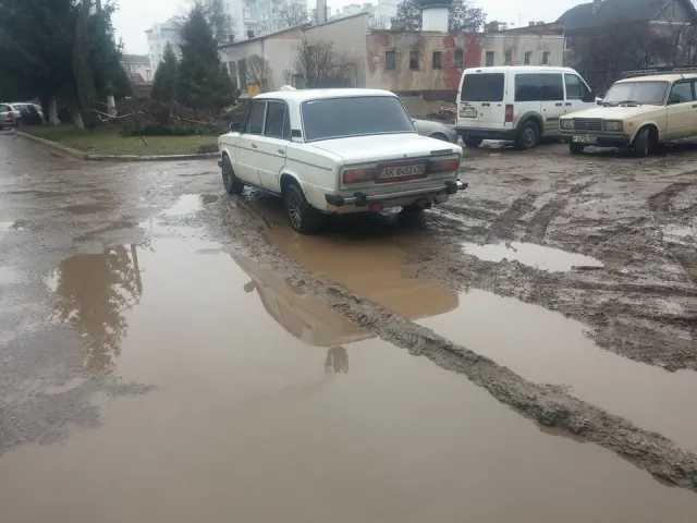На газоне поликлиники на улице Черновола обустроят парковку — фото 2