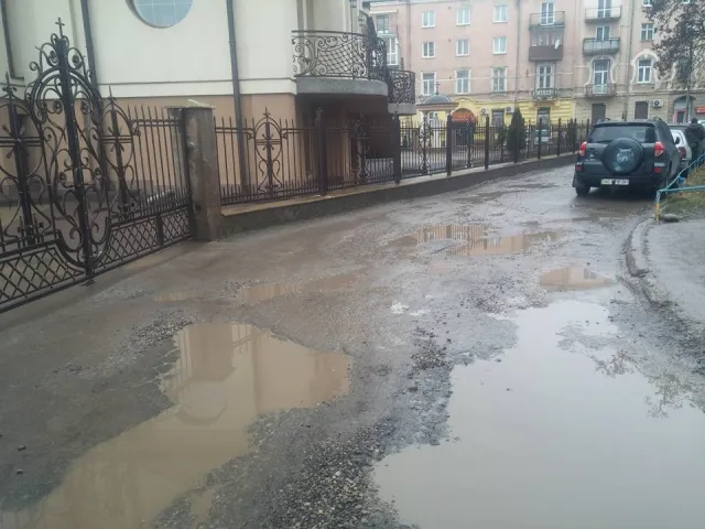 На газоне поликлиники на улице Черновола обустроят парковку — фото 3