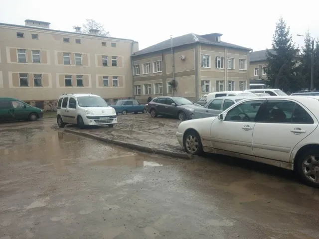 На газоне поликлиники на улице Черновола обустроят парковку — фото 4