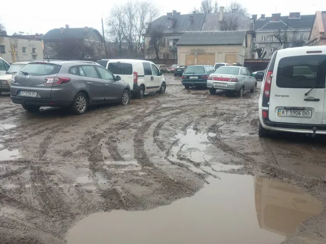 На газоне поликлиники на улице Черновола обустроят парковку — фото 5