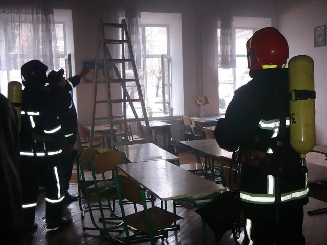 В Івано-Франківську горів популярний ресторан. Подробиці події. В школі №7 теж виникла пожежа - учнів школи евакуювали — фото 1
