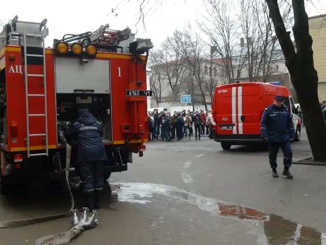 В Івано-Франківську горів популярний ресторан. Подробиці події. В школі №7 теж виникла пожежа - учнів школи евакуювали — фото 2