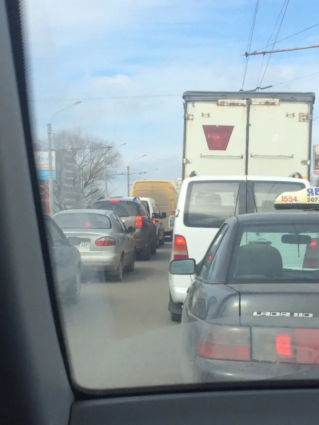 В Франковске эвакуатор не смог забрать автомобиль, который припарковал на тротуаре — фото 2