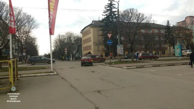 В Франковске оштрафовали супермаркет за то, что не следит за надлежащим состоянием парковки — фото 1