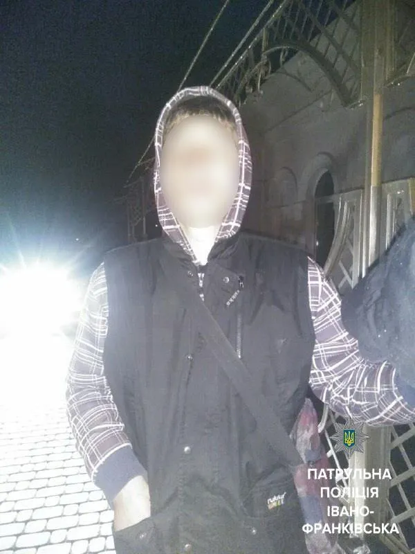 В Івано-Франківську четверо злочинців побили та пограбували чоловіка. Вони вкрали телефон, гроші та ключі — фото 1
