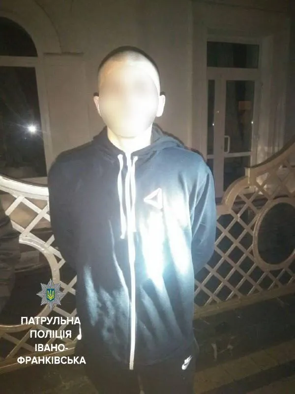 В Івано-Франківську четверо злочинців побили та пограбували чоловіка. Вони вкрали телефон, гроші та ключі — фото 2