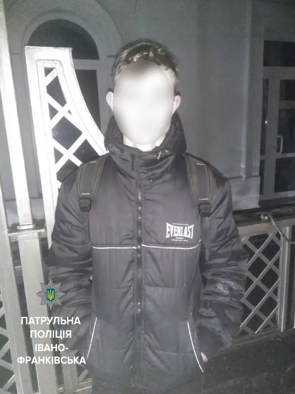 В Івано-Франківську четверо злочинців побили та пограбували чоловіка. Вони вкрали телефон, гроші та ключі — фото 3