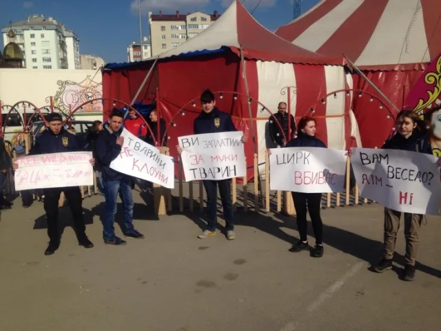 В Ивано-Франковске состоялся протест против условий жестокого обращения с животными и ужасных условий содержания их в цирках — фото 1