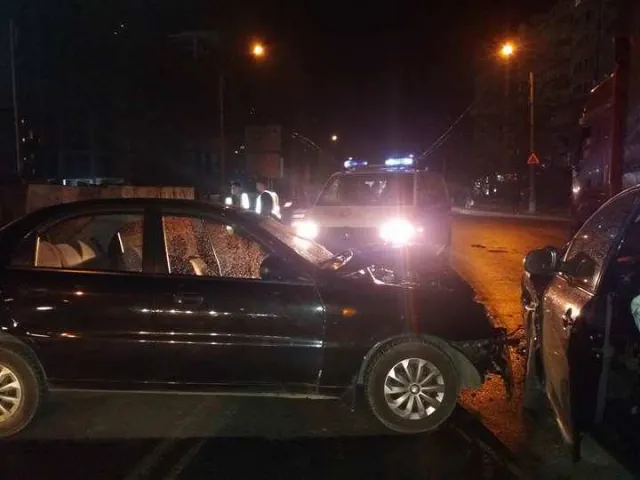 Дві жахливі аварії у Франківську: за мостом на вулиці Галицькій потрійне зіткнення, а на перехресті вулиць Незалежності - Хриплинська - Й.Сліпого смертельна аварія. Постраждалі у важкому стані — фото 1