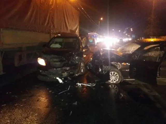 Дві жахливі аварії у Франківську: за мостом на вулиці Галицькій потрійне зіткнення, а на перехресті вулиць Незалежності - Хриплинська - Й.Сліпого смертельна аварія. Постраждалі у важкому стані — фото 6