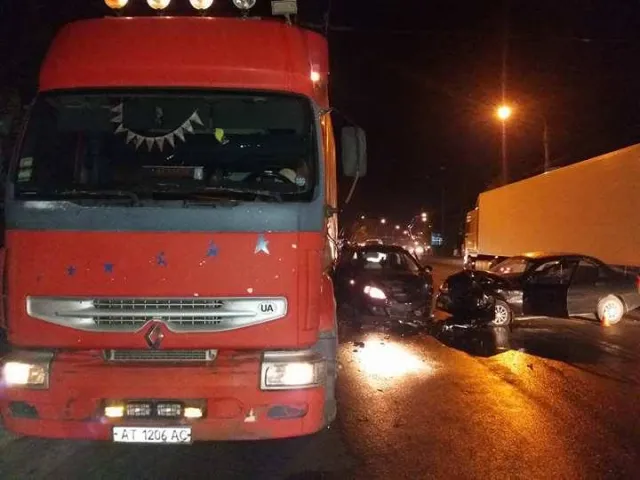 Дві жахливі аварії у Франківську: за мостом на вулиці Галицькій потрійне зіткнення, а на перехресті вулиць Незалежності - Хриплинська - Й.Сліпого смертельна аварія. Постраждалі у важкому стані — фото 8