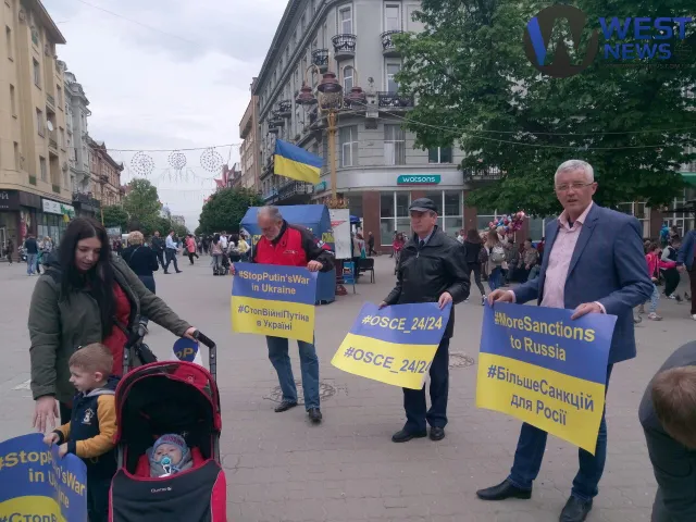 В Ивано-Франковске провели патриотическую акцию "Стоп Путин" — фото 4
