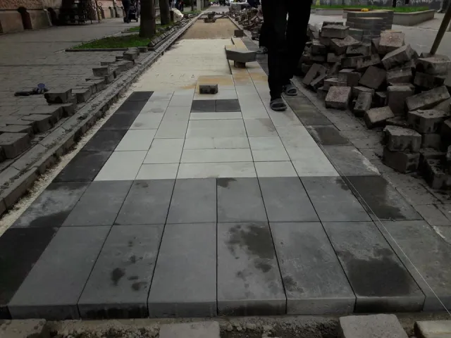 На улице Шевченко продолжаются работы по завершению обустройства "аллеи известных франковцев". Сейчас изготовлено пилотный образец первой именной таблички, которую разместят на аллее — фото 2