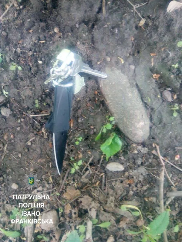 В Івано-Франківську іноземець з ножем намагався обікрасти водія маршрутки. А ще невідомі побили вікна російському "Сбербанку" — фото 1